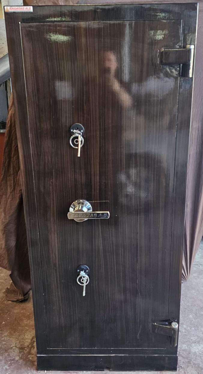 017KRTLIKDFR VİLLA TİPİ 8 TÜFEK İÇİN KASA İÇİ KUMAŞ KADİFE KAPLI 8 TÜFEK VE DERİ KAPLI 4 TABANCA GÖZLÜ KAPAKTA DERİ KAPLI MÜHİMMAT YERLİ 2 ANAHTARLI TÜFEK KASASI 170*70*50CM 200KĞ ( 3999€ )+KDV