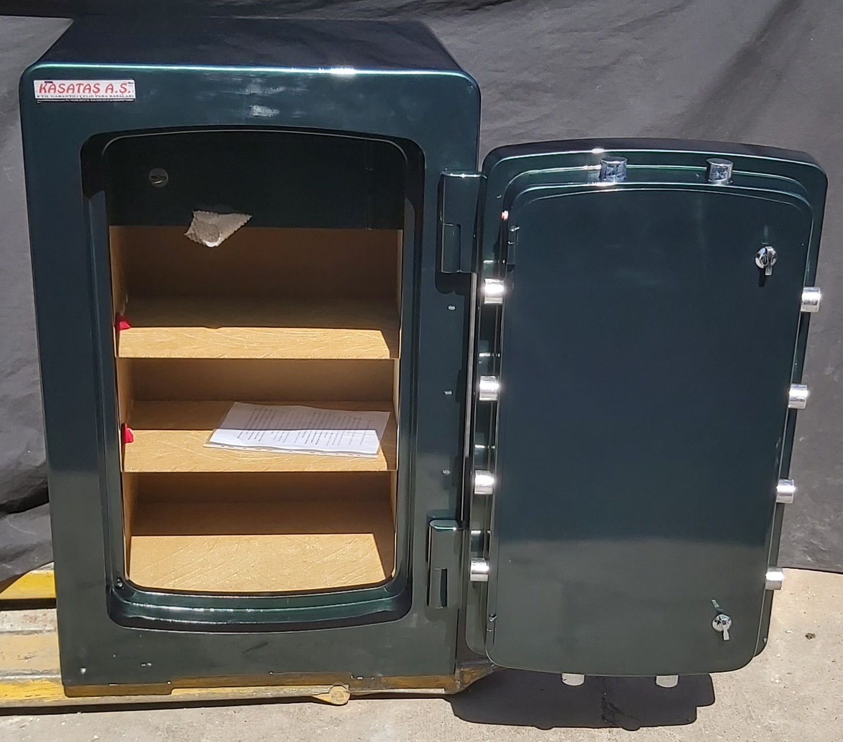 "        008ENGLANGSAFE İNGİLİZ OFİS TİPİ NADİDE EŞİ OMAYAN USTALIK ESERİ ELİPS KAPAKLI 1 ADET MAYMUNCUK AÇMAZ MATKAP DELMEZ OKSİJEN KESMEZ  YÜKSEK GÜVENLİKLİ PİKLİ ÇELİKLİ 11CM DOLGULU TABAN AMORTİSÖRLÜ GİZLİ GÖZLÜ OTOMATİK KİLİTLEME SİSTEMLİ TEK KAPILI 10CM DOLGULU PARMAKİZLİ ELEKTRONİK ŞİFRELİ İÇİ KADİFE KAPLI İÇİNDE DOLAPLI ÇELİK PARA KASASI DIŞ ÖLÇÜSÜ 100*65*60CM İÇ ÖLÇÜSÜ 72*45*35CM  1 TON ( 3999€ )+KDV ADRESE TESLİM