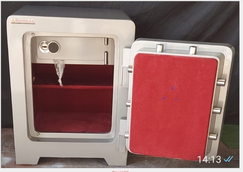 "       *- ..004HARNÇLK OFİS GEMİ DÜMENİ KAPTAN TİPİ KOLLU ELEKTRONİK ŞİFRELİ TAM OTOMATİK KİLİTLEME TERTİBATLI HER YANI OKSİJEN KESMEYE MATKAP DELMEYE KARŞI YÜKSEK GÜVENLİKLİ ÇELİK PARA KASASI 70*55*55 CM 300KĞ ( 2099€ )+KDV ADRESE TESLİM