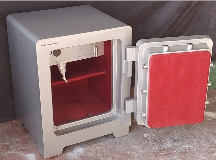 "       *- ..004HARNÇLK OFİS GEMİ DÜMENİ KAPTAN TİPİ KOLLU ELEKTRONİK ŞİFRELİ TAM OTOMATİK KİLİTLEME TERTİBATLI HER YANI OKSİJEN KESMEYE MATKAP DELMEYE KARŞI YÜKSEK GÜVENLİKLİ ÇELİK PARA KASASI 70*55*55 CM 300KĞ ( 2099€ )+KDV ADRESE TESLİM