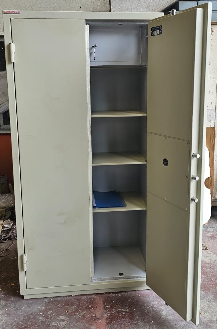 " 0017KRTLI İSTANBUL OFİS TİPİ GARDLOP MODEL ÇİFT KAPILI MATKAPLA DELMEYE  KARŞI YÜKSEK GÜVENLİKLİ YANGINA DAYANIKLI 40 KLASÖR KAPASİTELİ 3 RAFLI İÇİNDE ÜSTTE DOLAPLI ÇELİK PARA KASASI (  DIŞ ÖLÇÜSÜ 195*100*52CM ) ( İÇ ÖLÇÜSÜ 187*87*36CM ) 475LT 450KĞ ( 3999€ )+KDV ( Fireproof Document Safes )