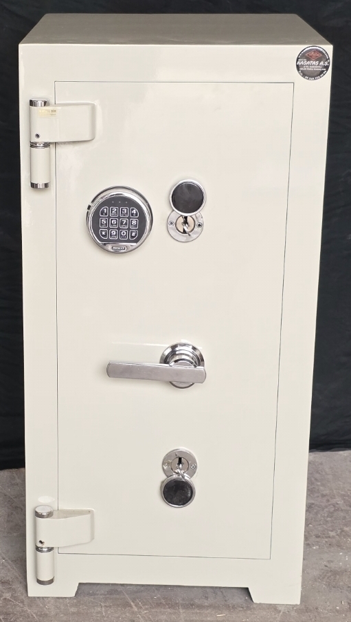 "       0008TERS TERS KAPAKLI TİPİ 1 Cİ SINIF LÜKS ULUSLARARASI STANDARTLARDA OKSİJENLE KESMEYE VE MATKAP DELMEYE KARŞI YÜKSEK GÜVENLİKLİ 2 ÖZEL ANAHTARLI VE ELEKTRONİK ŞİFRELİ ÇELİK PARA KASASI DIŞ ÖLÇÜSÜ 100*53*50CM İÇ ÖLÇÜSÜ 75*40*30CM 400KĞ ( 1999€ )+KDV ADRESE TESLİM