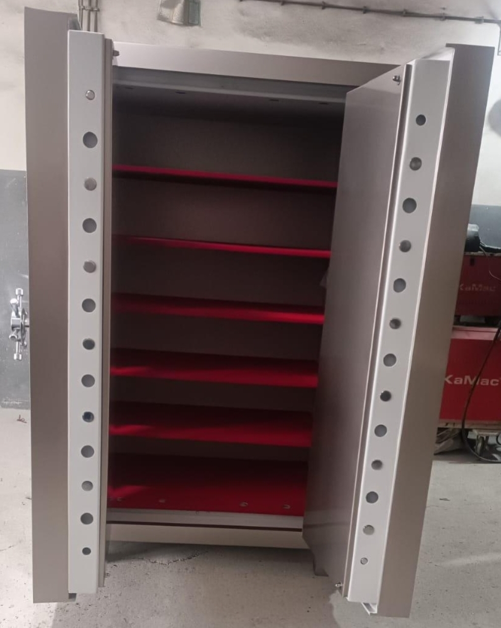 "       0190FATH ALTIN , GÜMÜŞ VE DEĞERLİ EVRAK SAKLAMAK İÇİN ÇİFT KAPILI 60 KLASÖR KAPASİTELİ  OKSİJEN İLE KESMEYE VE MATKAPLA DELMEYE KARŞI YÜKSEK GÜVENLİKLİ EVRAK ALTIN GÜMÜŞ İÇİN ÇELİK PARA KASASI H190W100D70cm 2000KĞ ( 6999€ )+KDV+KARGO