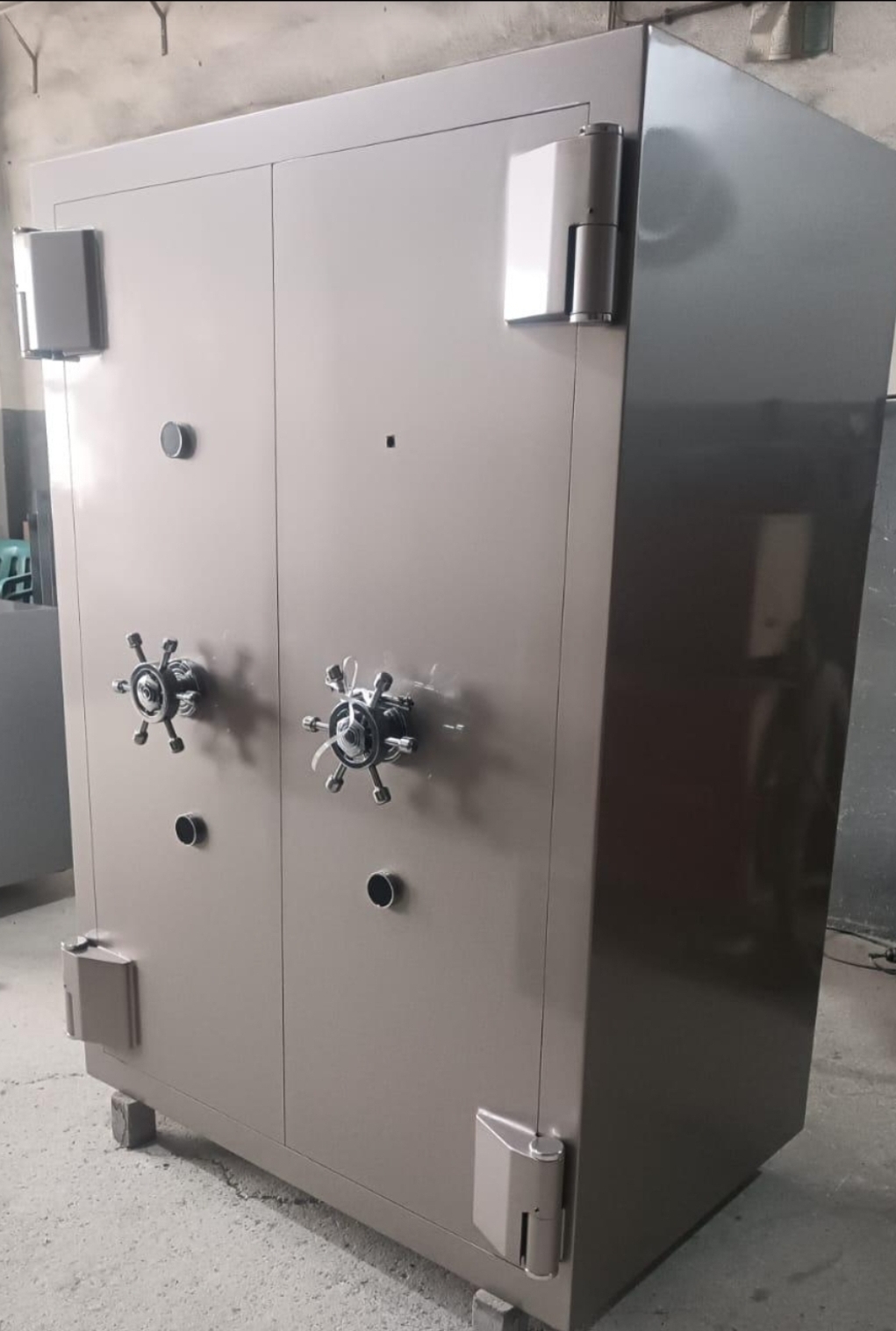 "       0190FATH ALTIN , GÜMÜŞ VE DEĞERLİ EVRAK SAKLAMAK İÇİN ÇİFT KAPILI 60 KLASÖR KAPASİTELİ  OKSİJEN İLE KESMEYE VE MATKAPLA DELMEYE KARŞI YÜKSEK GÜVENLİKLİ EVRAK ALTIN GÜMÜŞ İÇİN ÇELİK PARA KASASI H190W100D70cm 2000KĞ ( 6999€ )+KDV+KARGO