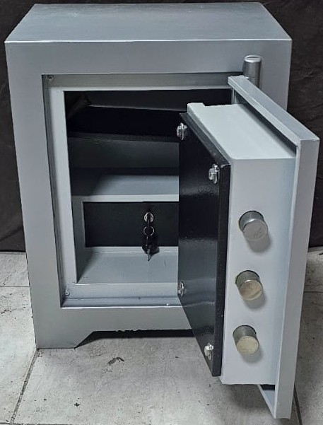 "       002THR  GAZİANTEP TİPİ DOLAP İÇİ ÖZEL MAYMUNCUK AÇMAZ MATKAP DELMEZ 1.000.000DA 1 AÇILMA İHTİMALLİ ÖZEL 1 ANAHTARLI ÇELİK PARA KASASI ( VEZNE KASASI ) 55*42*36CM 100KĞ ( 299€ )+KDV