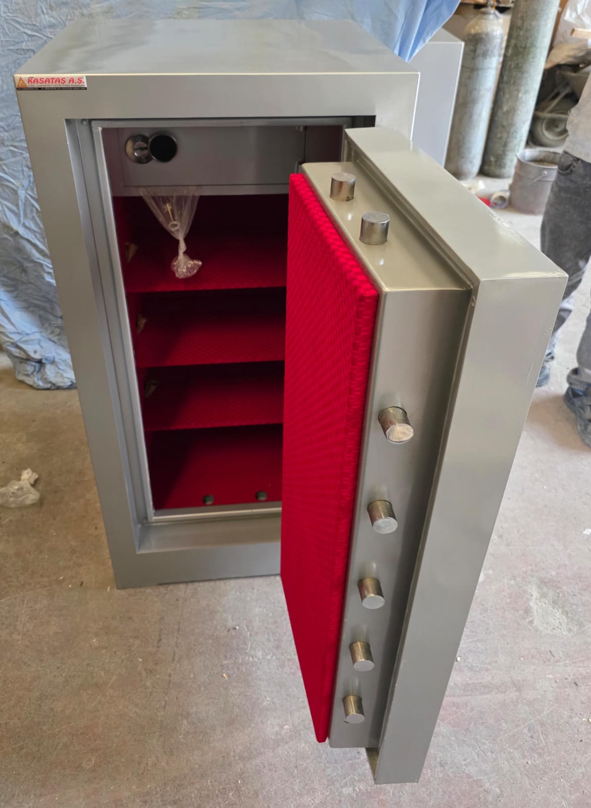 "       0010TUANAMANSUR OFİS TİPİ 2 ÖZEL 1.000.000DA 1 AÇILMA İHTİMALLİ ANAHTARLI OKSİJEN KAYNAĞI İLE KESMEYE VE MATKAPLA DELMEYE KARŞI YÜKSEK GÜVENLİKLİ ZIRHLI TABAN GİZLİ GÖZLÜ ÇELİK PARA KASASI 120*70*60CM 700KĞ ( 2400€ )+KDV ADRESE TESLİM