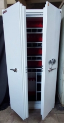 ." RÖNESANS TİPİ 7 TÜFEK YERLİ ELEKTRONİK ŞİFRELİ VE ANAHTARLI İÇİNDE PRİZLİ VE İÇİ LED AYDINLATMALI 1 BÜYÜK VE 2 KÜÇÜK KASA ANAHTARLI DOLAPLI 3 RAFLI GARDLOP TİPİ TÜFEK VE44 TABANCA YERLİ MÜHİMMAT KASASI 195*100*62CM 300KĞ ( 199.999TL )+KDV ADRESE TESLİM