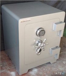 "       *- ..004HARNÇLK OFİS GEMİ DÜMENİ KAPTAN TİPİ KOLLU ELEKTRONİK ŞİFRELİ TAM OTOMATİK KİLİTLEME TERTİBATLI HER YANI OKSİJEN KESMEYE MATKAP DELMEYE KARŞI YÜKSEK GÜVENLİKLİ ÇELİK PARA KASASI 70*55*55 CM 300KĞ ( 2099€ )+KDV ADRESE TESLİM