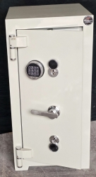 "       0008TERS TERS KAPAKLI TİPİ 1 Cİ SINIF LÜKS ULUSLARARASI STANDARTLARDA OKSİJENLE KESMEYE VE MATKAP DELMEYE KARŞI YÜKSEK GÜVENLİKLİ 2 ÖZEL ANAHTARLI VE ELEKTRONİK ŞİFRELİ ÇELİK PARA KASASI DIŞ ÖLÇÜSÜ 90*50*50CM İÇ ÖLÇÜSÜ 75*40*30CM 400KĞ ( 1999€ )+KDV ADRESE TESLİM