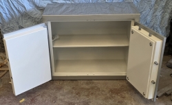 "        03TOMSN BANKO TİPİ EV DOLAP İÇİ ELEKTRONİK ŞİFRELİ VE ANAHTARLI ÇELİK PARA KASASI H63*W85*D50CM 500KĞ ( 1700€ )+KDV